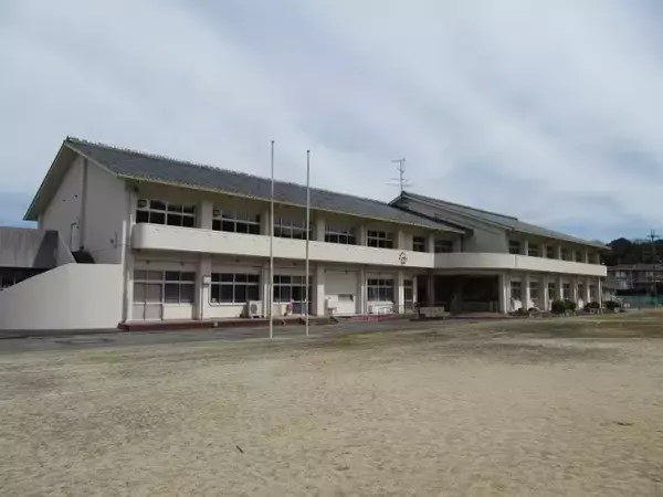 旧奈良市立吐山（はやま）小学校の跡地を民間活力で利活用