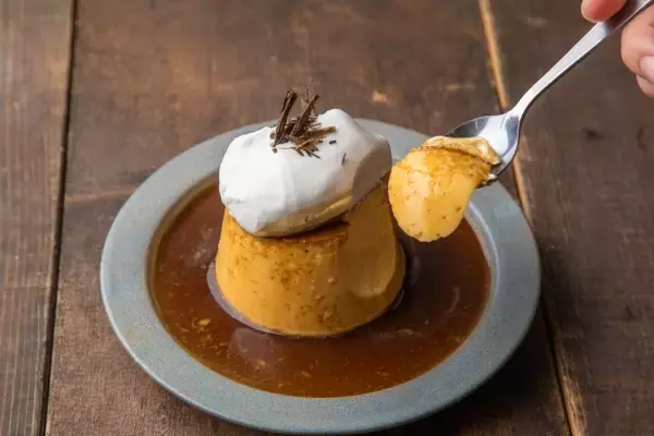 【進化系チーズプリン】いま話題のチーズクリームをプリンにのせた！ほうじ茶風味のカラメルソースがアクセントの進化系チーズプリンが期間限定で登場
