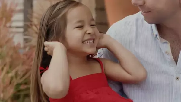 ２人のレディーが一緒に使えるシャンプー「ｍa＆ｍe Ｌａｔｔｅ(マー＆ミー　ラッテ)」新CM「２人のレディー　待合わせ」篇を９月６日から放映！　～パパもハグしたくなる美しい“リンクヘアー”～