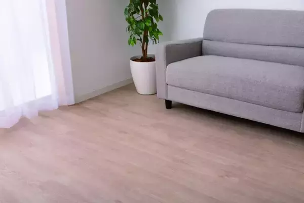 フローリングの上から貼ることで簡単にお部屋の模様替えができるマット「DCMブランド　PVCフロア」新発売