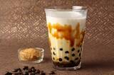 「上品な甘みの沖縄産黒糖と優しい味わいのミルクコーヒーがマッチ新作ドリンク「沖縄産黒糖のタピオカミルクコーヒー」」の画像1