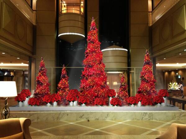 神戸メリケンパークオリエンタルホテル ドラマチックで華やかな赤いクリスマスツリーが登場 ホテルで過ごすとっておきのクリスマスプラン19 19年10月29日 エキサイトニュース