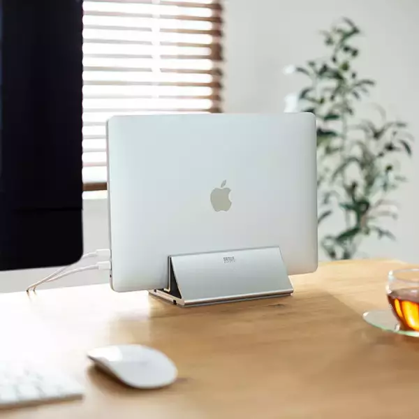 ノートパソコン等を立ててスッキリ収納するクラムシェルスタンドを10月31日発売