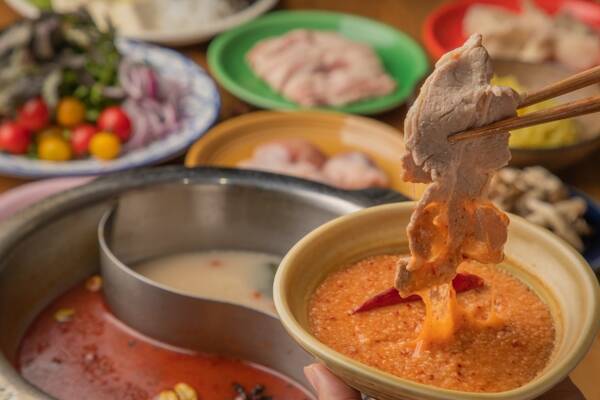 今年トレンドの 生スパイス 入り 痺れる辛さがクセになる進化系エスニック火鍋が新登場 ケールやスイスチャード等の野菜やお肉が食べ放題 19年11月7日 エキサイトニュース