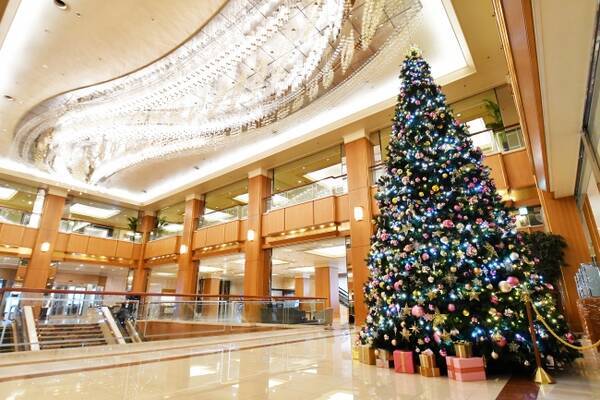 ロイヤルパークホテル 都内ホテルトップクラスの高さ 6 5mの令和慶祝カラーで彩られた クリスマスツリーが登場 19年11月18日 エキサイトニュース