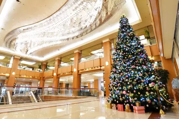 【ロイヤルパークホテル】都内ホテルトップクラスの高さ！ 6.5mの令和慶祝カラーで彩られた クリスマスツリーが登場。