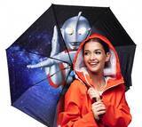 「ウルトラヒーロー・人気怪獣のインパクト大！「ウルトラマン折りたたみ傘」「三大愉快獣 カーサンシェード」新発売！」の画像1