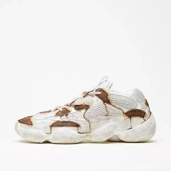 錆をテーマにしたリメイクプロジエクト「RUST」から、adidas YEEZY 500をベースにしたリメイクモデルが発売