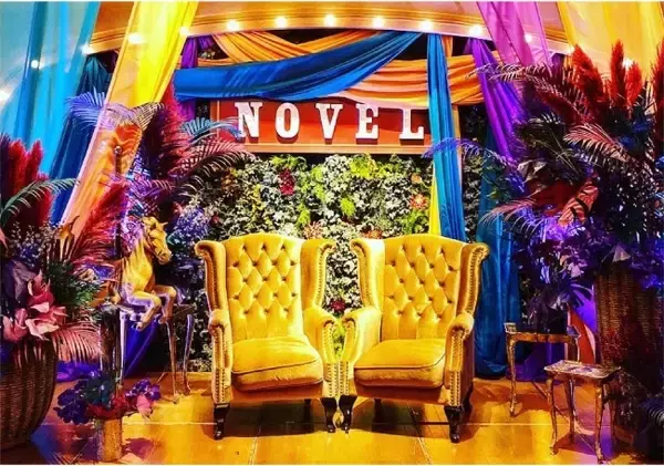 フォトブーススタイルの新郎新婦「高砂席」が定番化