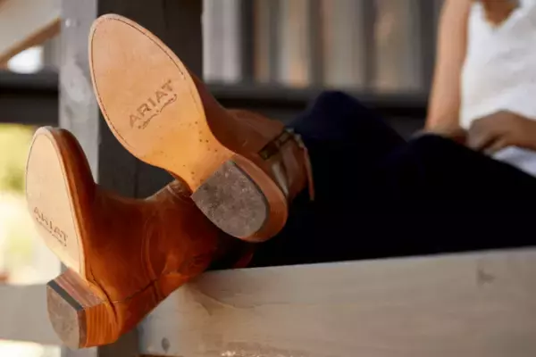 「米国ウエスタンブーツブランド「ARIAT」(アリアット) が提案する快適な春夏のブーツ＆ブーツカットデニムスタイル」の画像