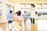「新型コロナウイルス感染拡大の影響で解雇や内定取消しを受けた人たちを救済！保育園で働きながら保育士の資格取得を目指せる講座。受講料全額免除の特別枠100名を募集！」の画像1