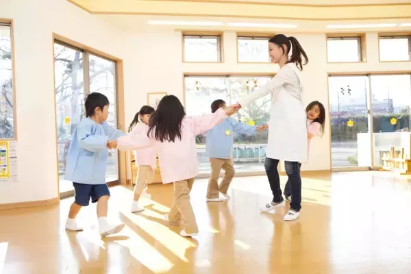新型コロナウイルス感染拡大の影響で解雇や内定取消しを受けた人たちを救済！保育園で働きながら保育士の資格取得を目指せる講座。受講料全額免除の特別枠100名を募集！