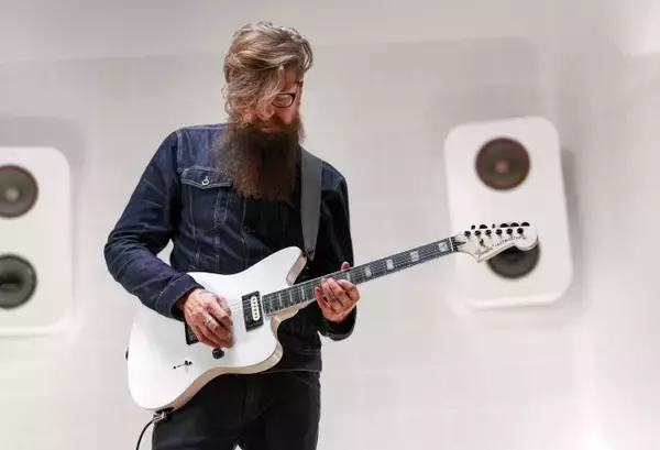 SLIPKNOT(R)のギタリストでヘヴィメタル界のレジェンド、ジム・ルートのシグネイチャーJAZZMASTER(R)を発売開始。