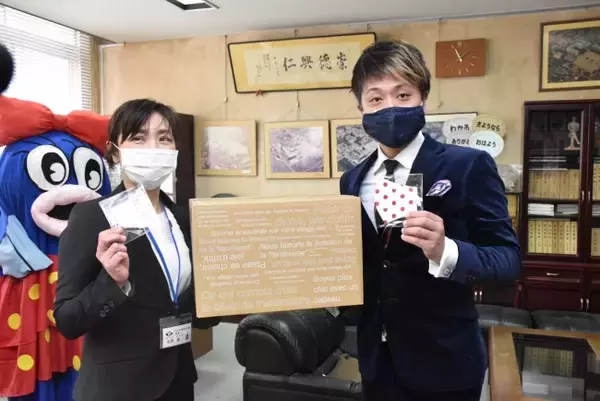 滋賀・守山のオーダースーツ専門店「DAVID LAYER」がカラフルな生地のオリジナルマスクを物部小学校へ寄贈