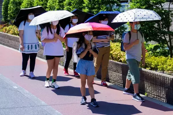 Wpc.(TM)が日傘を使った社会的距離の取り方、「子供を守ろう」推奨キャンペーンを開始。