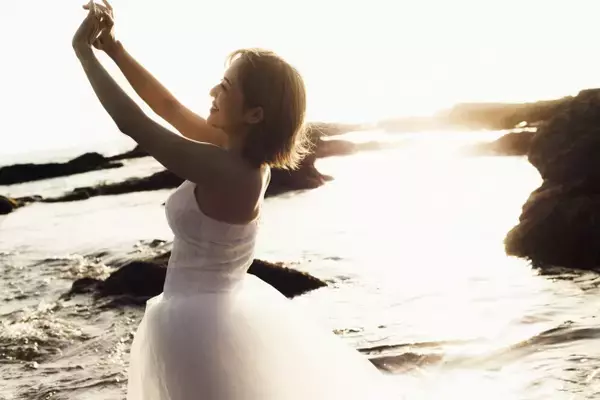 元AV女優・蒼井そらの半生をもとに描く小説『夜が明けたら　蒼井そら』（藤原美姫・著）通常版（紙版）の巻頭撮り下ろしカット　一部公開