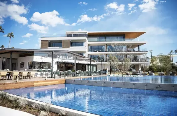 ホテルとして日本初となる電気自動車による充放電システム「V2B」とワークプレイスチャージングを導入した『マリブホテル』をリビエラ逗子マリーナにオープンし環境と非常時に配慮しています