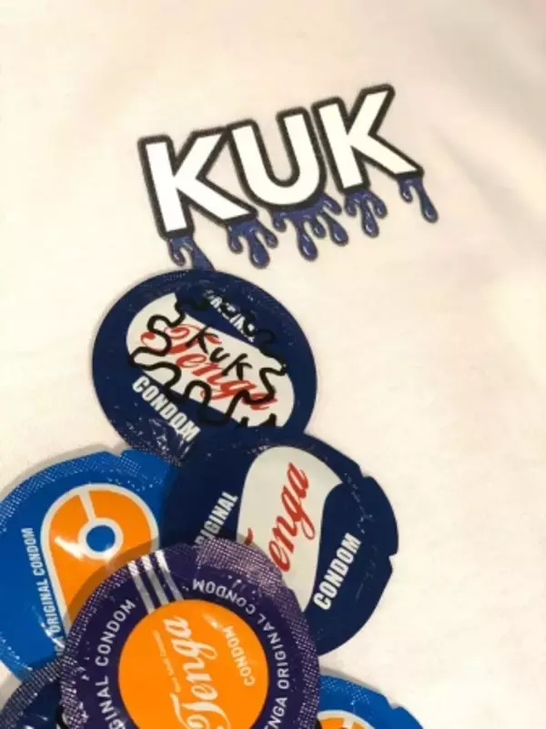 「BIRTH CONTROLをテーマにしたコンドーム付チャリティーTシャツが100枚限定で登場。」の画像