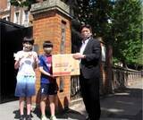 「滋賀県守山市のオーダースーツ専門店「DAVID LAYER」が和柄が鮮やかなオーダースーツとオーダーシャツの端切れを活用したオリジナルマスクを世界7カ国の日本人学校に寄贈」の画像1