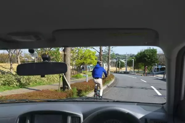 ～自転車は車道と歩道のどっちを走った方が安全？～　au損保と八重洲出版が検証　車道を走ることで事故リスク軽減効果ありとの結果