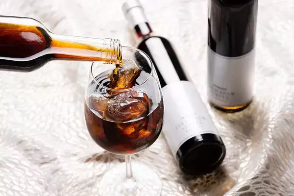 雪の下でひと冬眠りつづけたコーヒー！？世界遺産・白川郷の雪の下で熟成した「雪の下珈琲」から、羊蹄山の雪どけ水を使った水出しコーヒーが登場。