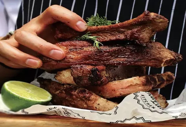 肉好き必食！『リブラボキッチン 品川』COEDOビールと肉料理を豪快に味わう、新グランドメニュー 9/17（木）スタート！