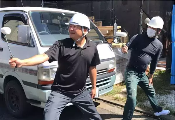参加者全員で一斉体操　職人の動きを気軽に覚えて興味をもつきっかけに　建設業に特化したオリジナル体操　労災防止と健康維持