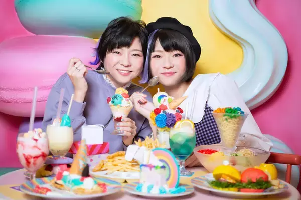 YouTube登録者数50万人突破記念！＜二人で約20kgを食べる大食い双子YouTuber＞はらぺこツインズ × THE KISS「おなかのおまもりネックレス」を発売！