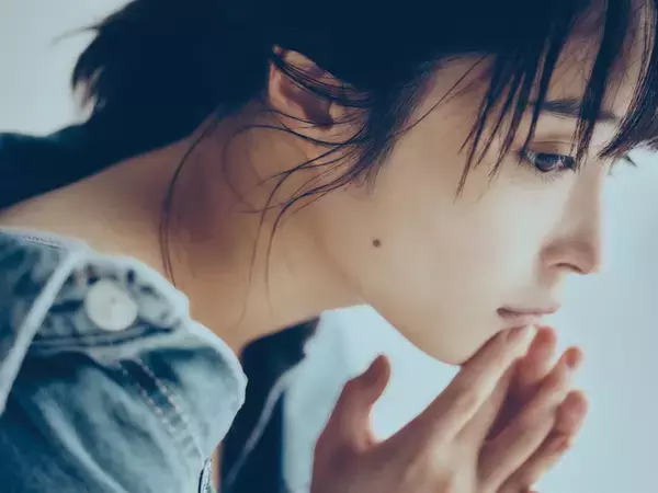 広瀬アリスの2021年カレンダーが2タイプで発売決定！ 抜群の表現力で披露した様々な表情やポージングを収録