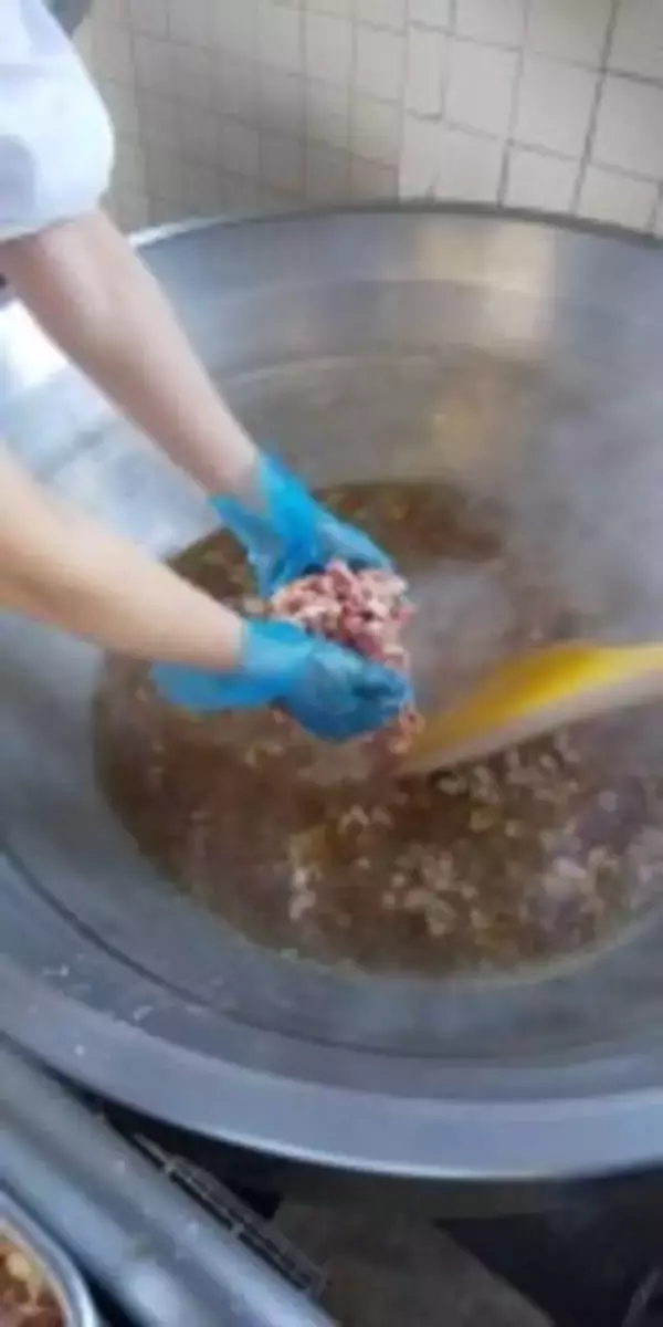 学校給食で地元のブランド牛や地鶏メニュー～常陸牛の牛丼や奥久慈軍鶏の親子煮～