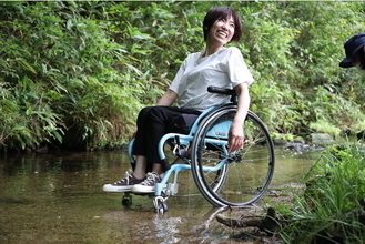 車いすユーザーのための、医療×旅行雑誌『ベィmagazine』。最新号は岐阜県・白川村にあるトヨタ白川郷自然學校が舞台です。デジタル版で、その魅力をご紹介します。
