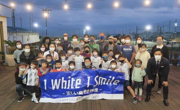 11月8日 いい歯の日にレアルマドリードファンデーションスクール所属のサッカー少年 少女たちに 1 White 1 Smile 夢の教室 歯磨き講座 を開催 元なでしこジャパンの海掘氏も参加 年11月9日 エキサイトニュース