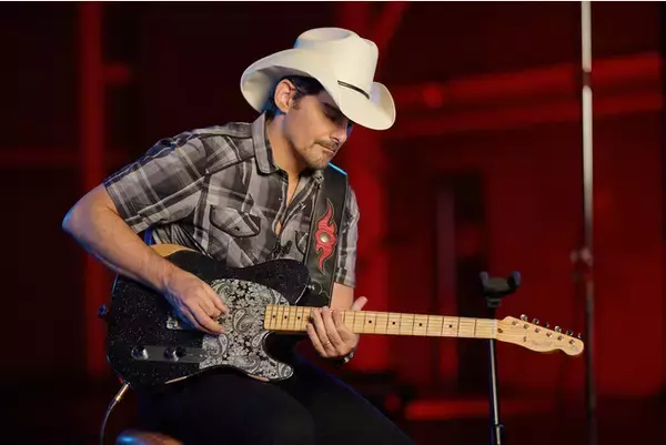 カントリー界のスーパースターと、70周年を迎えたアイコニックなギターモデルを讃えるBRAD PAISLEY SIGNATURE ESQUIRE(R)が登場