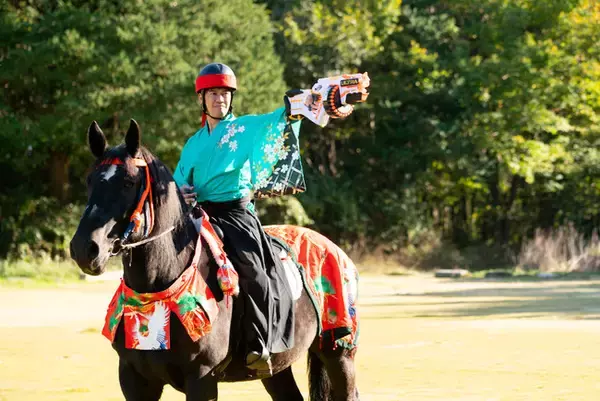 マルチタレントの武井壮を起用した「NERF HOUSE CHALLENGE」の流鏑馬動画をYouTubeで公開開始。
