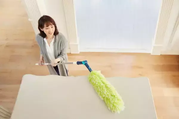 【QVCジャパン】おうちで過ごす時間の多かった2020年の年末大掃除に！業務用に開発された掃除＋静電気の除去ができる新発想のモップがテレビショッピングに登場！