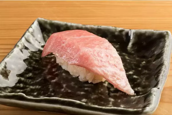 「スシローグループ」が手掛ける大衆寿司居酒屋「鮨・酒・肴　杉玉」。杉玉からのクリスマスプレゼントはスペシャルな一品！“鮪の王様”である本鮪の希少部位“カマトロ”が大切りサイズで登場！！