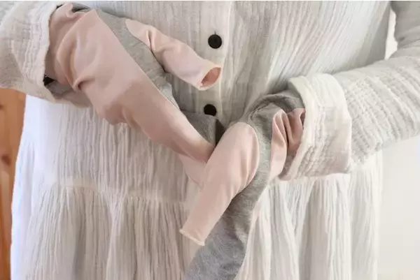 東かがわ市の伝統ある手袋メーカー、江本手袋のブランド『佩（ハク）』から、外出先のコロナ対策に便利なアイテム「ハンドソックス」を新発売