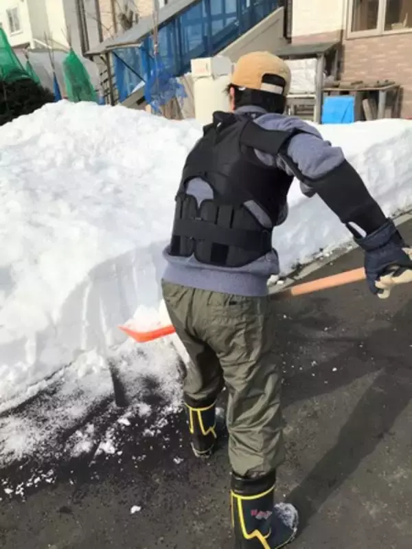 掘削作業用アシストスーツ「ワーキングアシストAS」で雪かき作業のモニター評価を実施