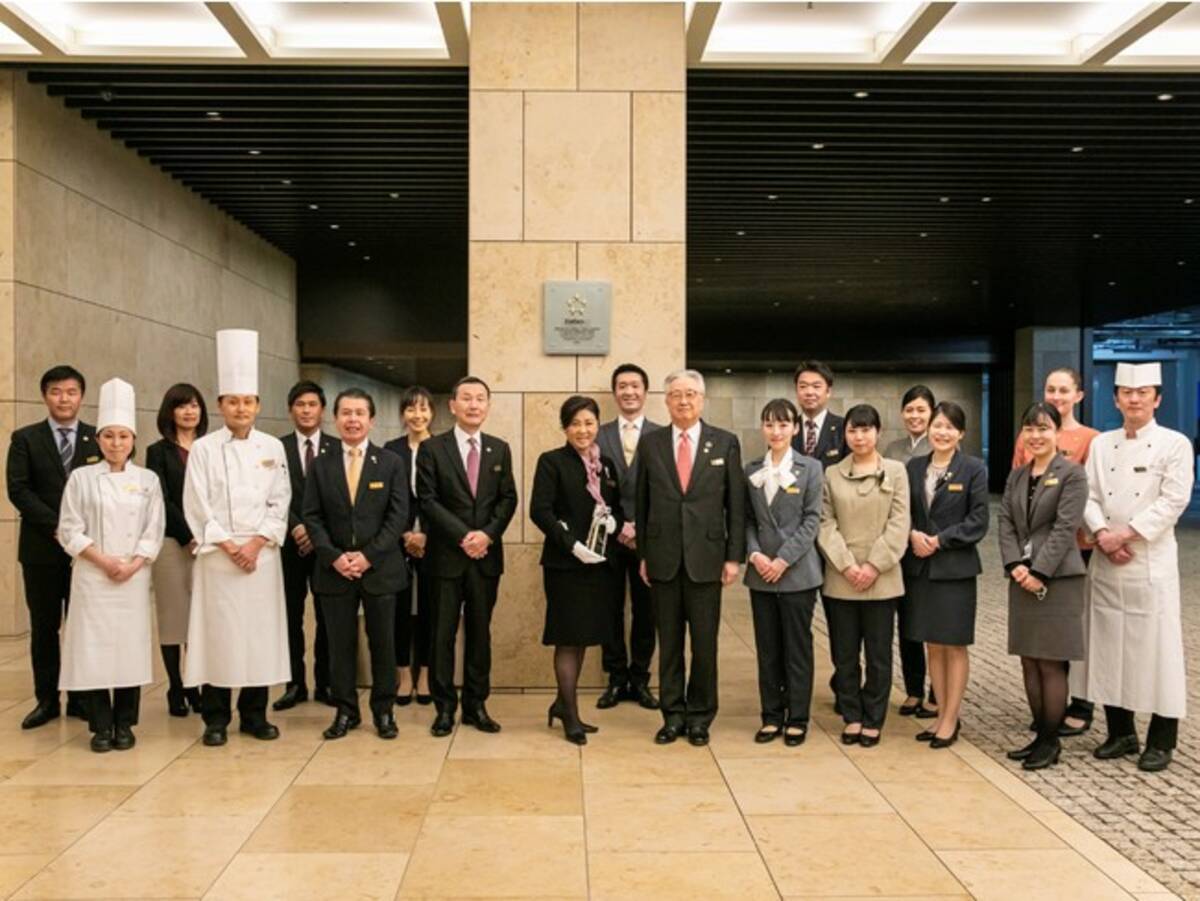 ザ プリンスギャラリー 東京紀尾井町 高輪 花香路 フォーブス トラベルガイド21 で最高評価の5つ 星を獲得したことを記念して ホテルエントランスに盾型のエンブレムを設置しました 21年3月16日 エキサイトニュース