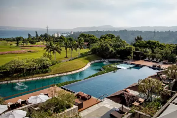 【ザ・リッツ・カールトン沖縄】アウトドアプールが４月1日よりオープン、プールサイドではリッツトラックで焼き立てピザなどご提供