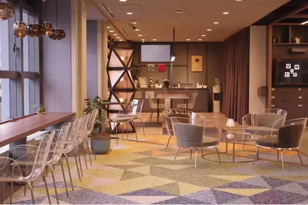 日本発、透明なアクリルで作られた家具ブランド「TRANSPARENCY（トランスペアレンシー）」。水拭きも可能な、ニューノーマルに対応したデザイン家具を世界に発信。