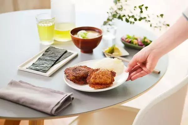 第1弾は、過去に2ヶ月で約800個売り上げた冷凍の『羽根つき焼きおにぎり』。創業84年の『ぬま田海苔』が「手間をかけずにおいしいものを」楽しむ冷凍EC事業をスタート。