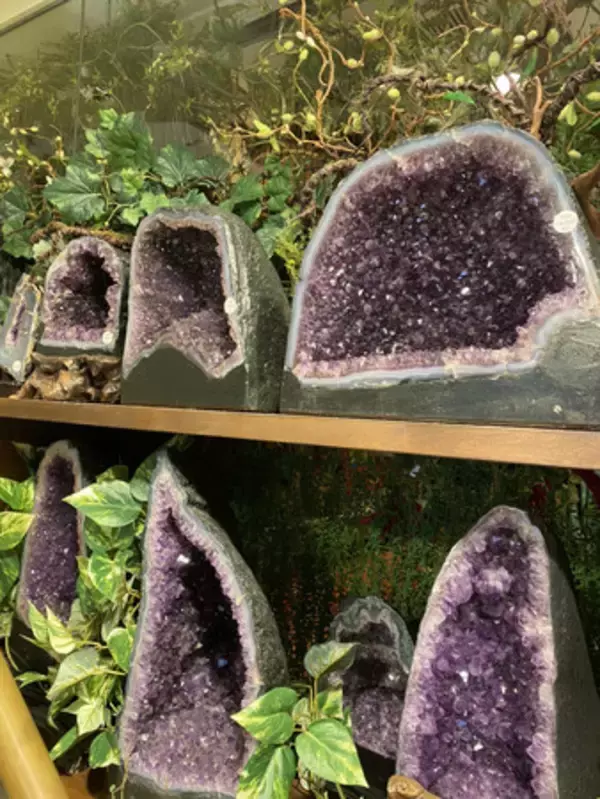 正統風水専門店「風水改運中心」が浅草本店を移転。改運の至宝「アメジストドーム」の日本最大級の展示コーナーもオープン！