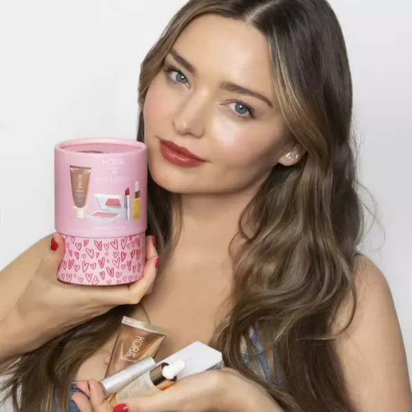 NY発のrms beauty から、ミランダ カーとローズ・マリー スウィフトの夢のコラボ誕生！スキンケアからメイクアップまでのオールスターラインナップキットです。