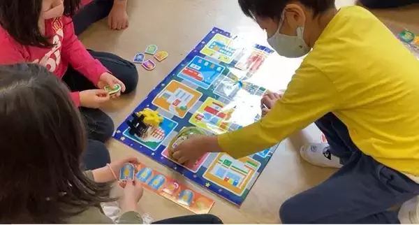 アスク池袋本町保育園にてプログラミング教室を開催！ワークショップを通じて5歳児が「プログラミングカー」を使って、楽しく学ぶプログラミング教育を園児が体験しました。