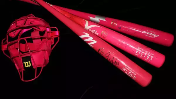 野球殿堂博物館「NPBマザースデー2021」関連資料展示のお知らせ（母の日に選手、審判員の使用した、ピンク色の用具を展示！）