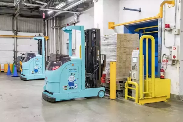 「国内初 冷凍冷蔵倉庫型レーザー誘導方式無人フォークリフトを共同開発」の画像