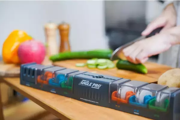 スパッと切れて料理が楽しくなる！包丁の刃の角度を追求したAngle Pro Sharpener(アングルプロシャープナー)が日本上陸！Makuakeにて先行予約開始