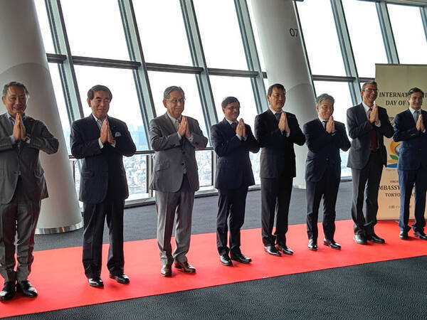 東京スカイツリー R が ヨガの聖地 Tm に 国際ヨガの日 ６月２１日 月 認定式を開催 21 30 地上450m東京スカイツリー 天望回廊から幻想的な空間でのヨガをライブ配信 21年6月21日 エキサイトニュース