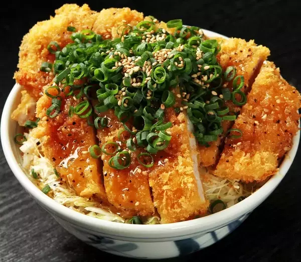 どんぶり専門店『どんまつ』の夏季限定メニューをご自宅で！！　塩ダレ丼1.5倍盛り！旬の白海老！ひんやり冷製うどん！